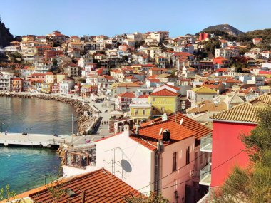 Parga şehri Yunan turizm tatil köyleri çatılar, deniz, Yunanistan