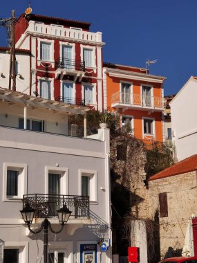 Parga şehri Yunan turizm tatil köyleri çatılar, deniz, Yunanistan
