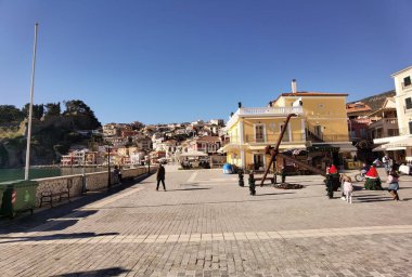 Parga şehri Yunan turizm tatil köyleri çatılar, deniz, Yunanistan