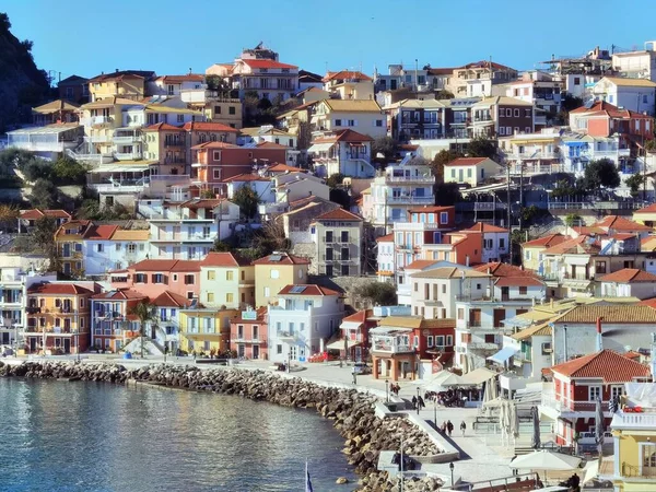 パルガ市ギリシャ観光リゾート住宅屋根の海 ギリシャ — ストック写真