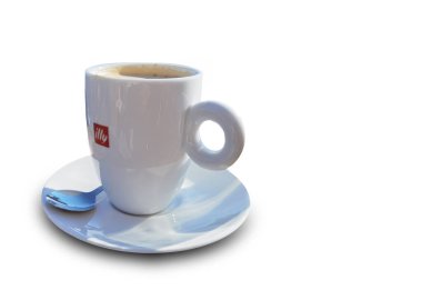 Beyaz bardakta sıcak kahve. Metnin için izole edilmiş bir yer.