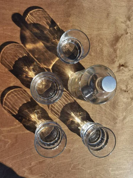 Wassergläser Auf Holztisch Klares Wasser Und Transparente Schatten Durch Das — Stockfoto