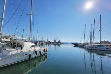 Preveza şehri yeni liman yatları Ibue denizinde gemiler ve Yunan mavi denizinde güneşli bir kış günü