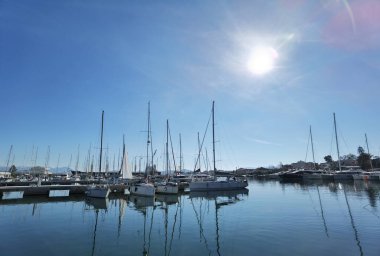 Preveza şehri yeni liman yatları Ibue denizinde gemiler ve Yunan mavi denizinde güneşli bir kış günü