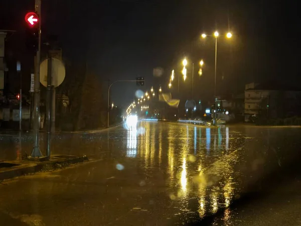 Hujan Jalan Malam Lampu Mobil Abulance Transportasi Lalu Lintas Kehidupan — Stok Foto