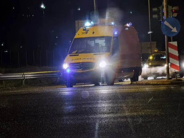 Route Pluie Veilleuses Voiture Abulance Trafic Transportaion Vie Nocturne — Photo