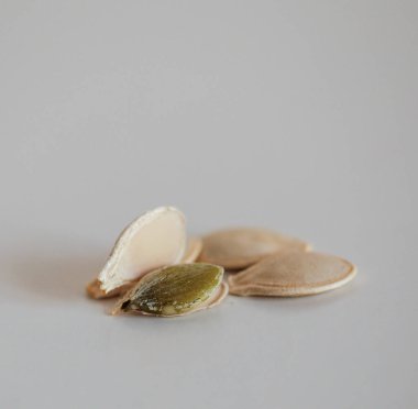 Beyaz arkaplan görünümünde izole edilmiş balkabağı tohumu