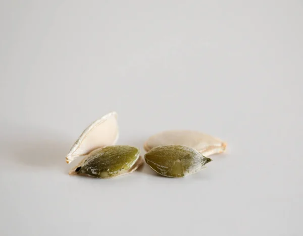 白地に隔離されたカボチャの種子トップサイドビュー — ストック写真