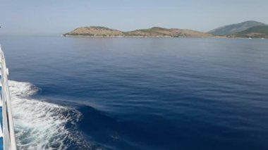 Deniz gemisi izleri yazın Yunanistan 'da igoumenitsa korfu hatlarında arka plan için adaya gidiyor.