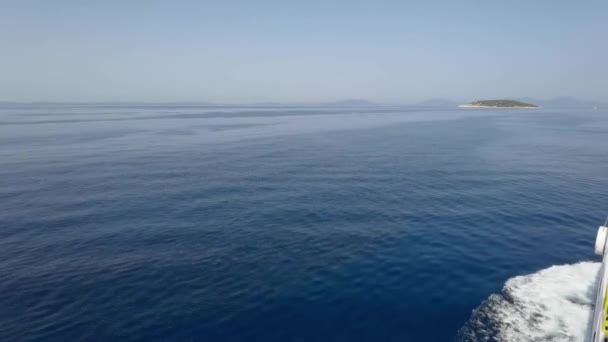 여름에 바다로 자국을 따라가 회색빛으로 누메니 코르푸 배경을 — 비디오