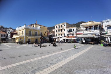 Kışın güneşli bir günündeki Akdeniz köyü gibi deniz kenarındaki parga Yunan turizm beldesi.