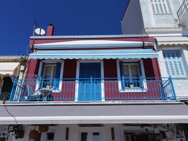 Kışın güneşli bir günündeki Akdeniz köyü gibi deniz kenarındaki parga Yunan turizm beldesi.