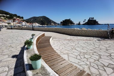 Kışın güneşli bir günündeki Akdeniz köyü gibi deniz kenarındaki parga Yunan turizm beldesi.