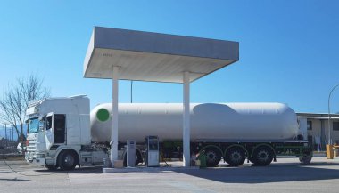 Gass İstasyonu 'nda gass taşımacılığı için tanker kamyonu yükü 