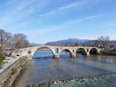 Yunan arahthos nehri üzerindeki Arta şehrindeki taşlardan inşa edilmiş köprü.