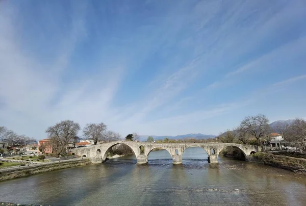 Γέφυρα Τοξωτή Κατασκευή Από Πέτρες Στην Πόλη Arta Στον Ποταμό — Φωτογραφία Αρχείου