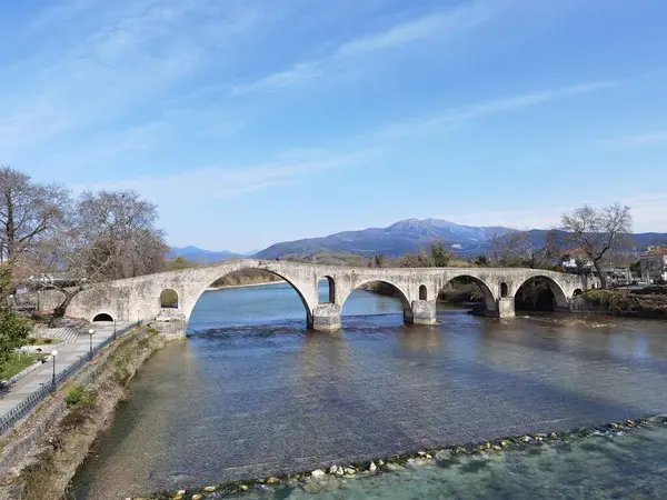Γέφυρα Τοξωτή Κατασκευή Από Πέτρες Στην Πόλη Arta Στον Ποταμό — Φωτογραφία Αρχείου