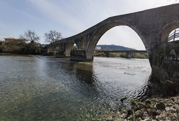 Γέφυρα Τοξωτή Κατασκευή Από Πέτρες Στην Πόλη Arta Στον Ποταμό — Φωτογραφία Αρχείου