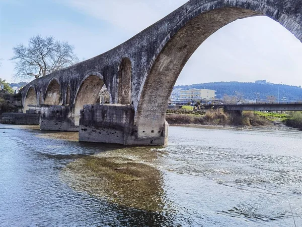 Γέφυρα Τοξωτή Κατασκευή Από Πέτρες Στην Πόλη Arta Στον Ποταμό — Φωτογραφία Αρχείου