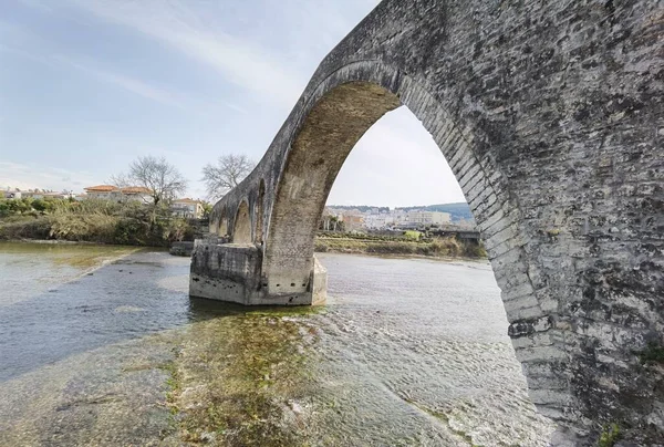 ギリシャのアラハトス川のアルタ市の石からアーチ型の橋を架け — ストック写真