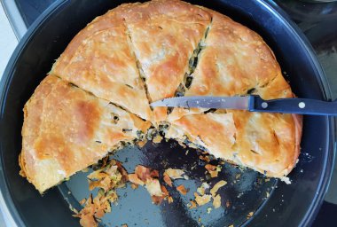 Yunan bıçak fırınından alınmış peynir ve sebze turtası. 