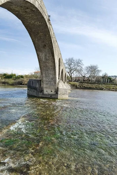 Arta Città Vecchio Ponte Arco Pietre Attraverso Fiume Arahthos Grecia — Foto Stock