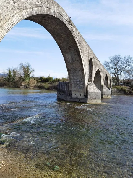 アルタ市の古いアーチ型の石の橋ギリシャのアラハトス川を通って — ストック写真