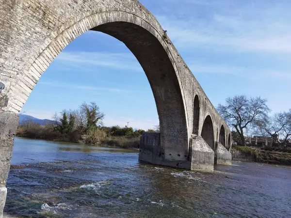 Arta Πόλη Παλιό Τοξωτό Γεφύρι Από Πέτρες Μέσα Από Τον — Φωτογραφία Αρχείου