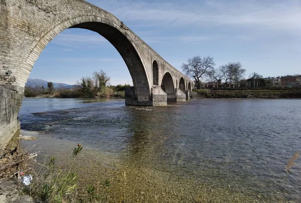 Arta Cidade Velha Ponte Arqueada Pedras Através Rio Arahthos Grécia — Fotografia de Stock