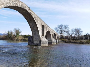Yunan arahthos nehrinde taş kemerli eski köprü