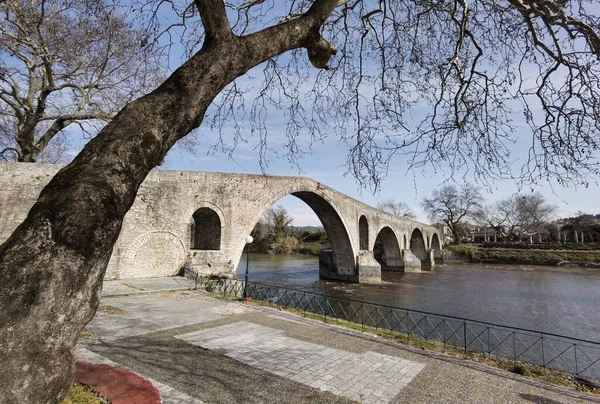 Arta Cidade Velha Ponte Arqueada Pedras Através Rio Arahthos Grécia — Fotografia de Stock