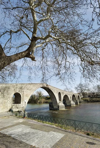 Arta Πόλη Παλιό Τοξωτό Γεφύρι Από Πέτρες Μέσα Από Τον — Φωτογραφία Αρχείου