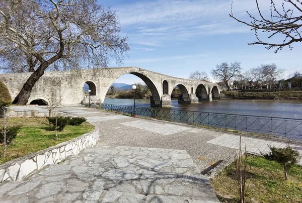 アルタ市の古いアーチ型の石の橋ギリシャのアラハトス川を通って — ストック写真