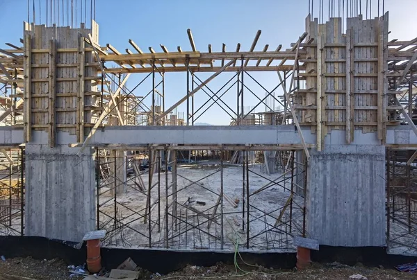 Nşaat Yapısı Çimento Zeminden Inşaat Demirleri Geliştirme — Stok fotoğraf