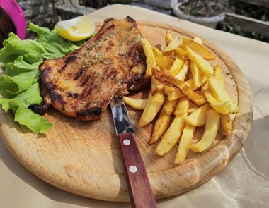 Domuz eti, limon, marul bıçağı. 