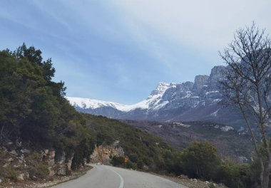 İoannina 'da Dağ Timfi' sinin altındaki papigo köyüne giden yol.