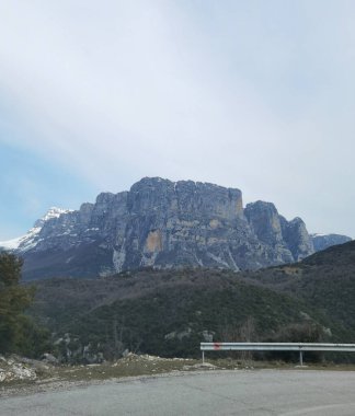İoannina 'da Dağ Timfi' sinin altındaki papigo köyüne giden yol.