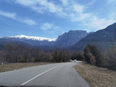 İoannina 'da Dağ Timfi' sinin altındaki papigo köyüne giden yol.