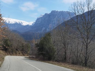 İoannina 'da Dağ Timfi' sinin altındaki papigo köyüne giden yol.