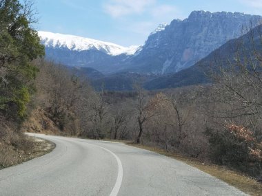 İoannina 'da Dağ Timfi' sinin altındaki papigo köyüne giden yol.