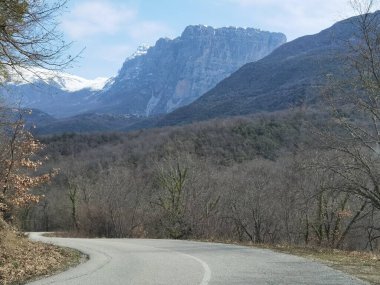 İoannina 'da Dağ Timfi' sinin altındaki papigo köyüne giden yol.
