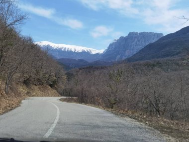 İoannina 'da Dağ Timfi' sinin altındaki papigo köyüne giden yol.