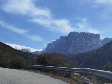 İoannina 'da Dağ Timfi' sinin altındaki papigo köyüne giden yol.