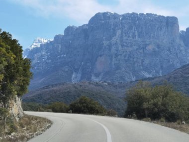 İoannina 'da Dağ Timfi' sinin altındaki papigo köyüne giden yol.
