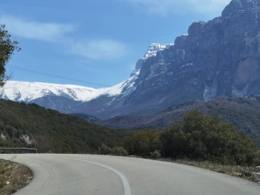 İoannina 'da Dağ Timfi' sinin altındaki papigo köyüne giden yol.
