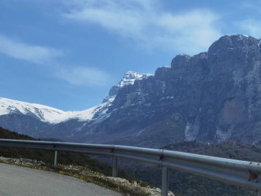 İoannina 'da Dağ Timfi' sinin altındaki papigo köyüne giden yol.