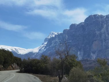 İoannina 'da Dağ Timfi' sinin altındaki papigo köyüne giden yol.
