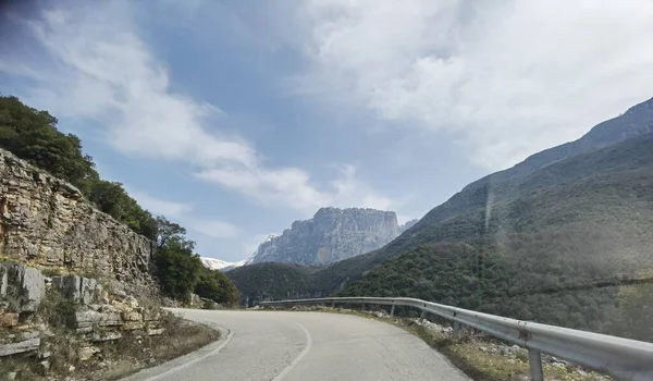 İoannina 'da Dağ Timfi' sinin altındaki papigo köyüne giden yol.