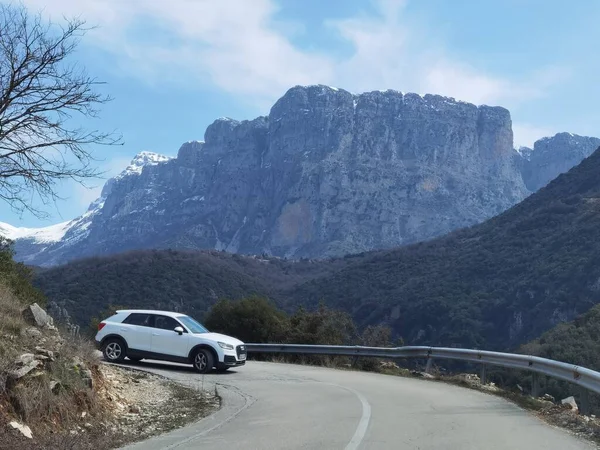 İoannina 'da Dağ Timfi' sinin altındaki papigo köyüne giden yol.