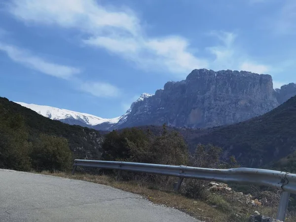 İoannina 'da Dağ Timfi' sinin altındaki papigo köyüne giden yol.